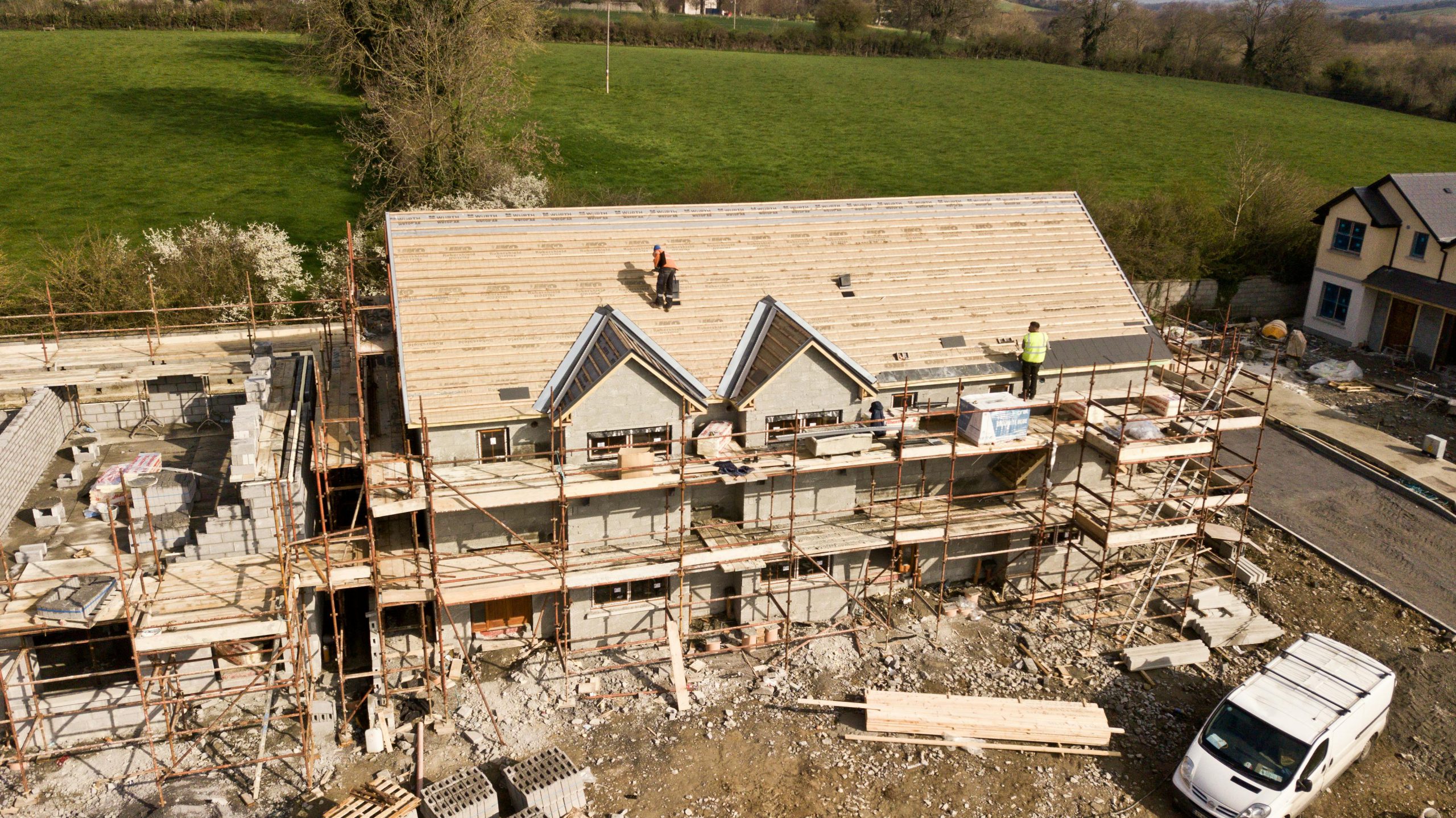 De rol van een dakdekkersbedrijf in duurzaam en veilig wonen